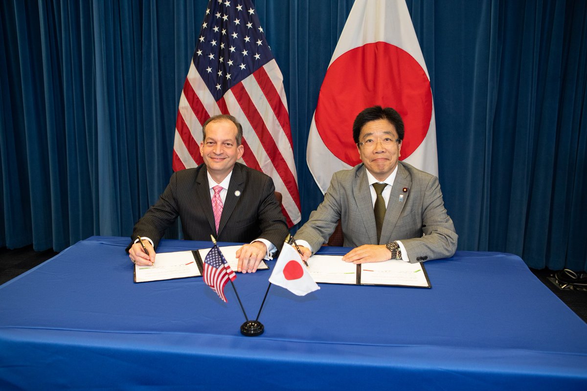U.S. Secretary of Labor Alexander Acosta and Japan’s Minister of Health, Labour and Welfare Katsunobu Kato signing a Memorandum of Cooperation in Washington, DC.