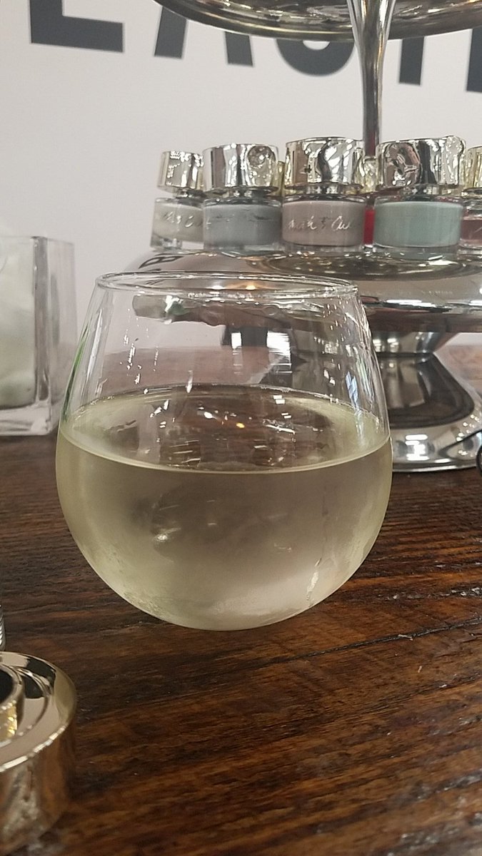 PenneyR0se's tweet image. Friday before #nohopride and spending the afternoon with my favorite #hairgoddess, a large or glass of wine,  and sparkly nail polish 🦄👑🦄👑

#feelgoodfriday #beautifulpeople #happypride #pridebeginsnow