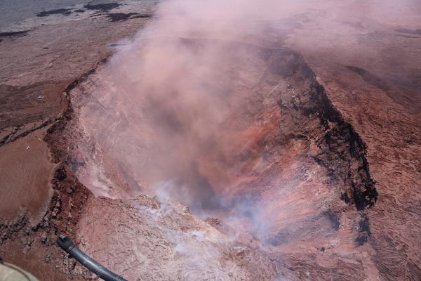 USGSVolcanoes's tweet photo. #Kilauea #eruption in #LeilaniEstates ended ~6:30PM last night. #Lava spatter &amp; #gas bursts erupted from #fissure for ~2 hours. Lava spread ~10m (33ft). See Descriptions &amp; updates on #HVO website. Scientists monitored overnight - more updates this AM. https://t.co/fXSpF9YxwX https://t.co/1a6KK0cSCn
