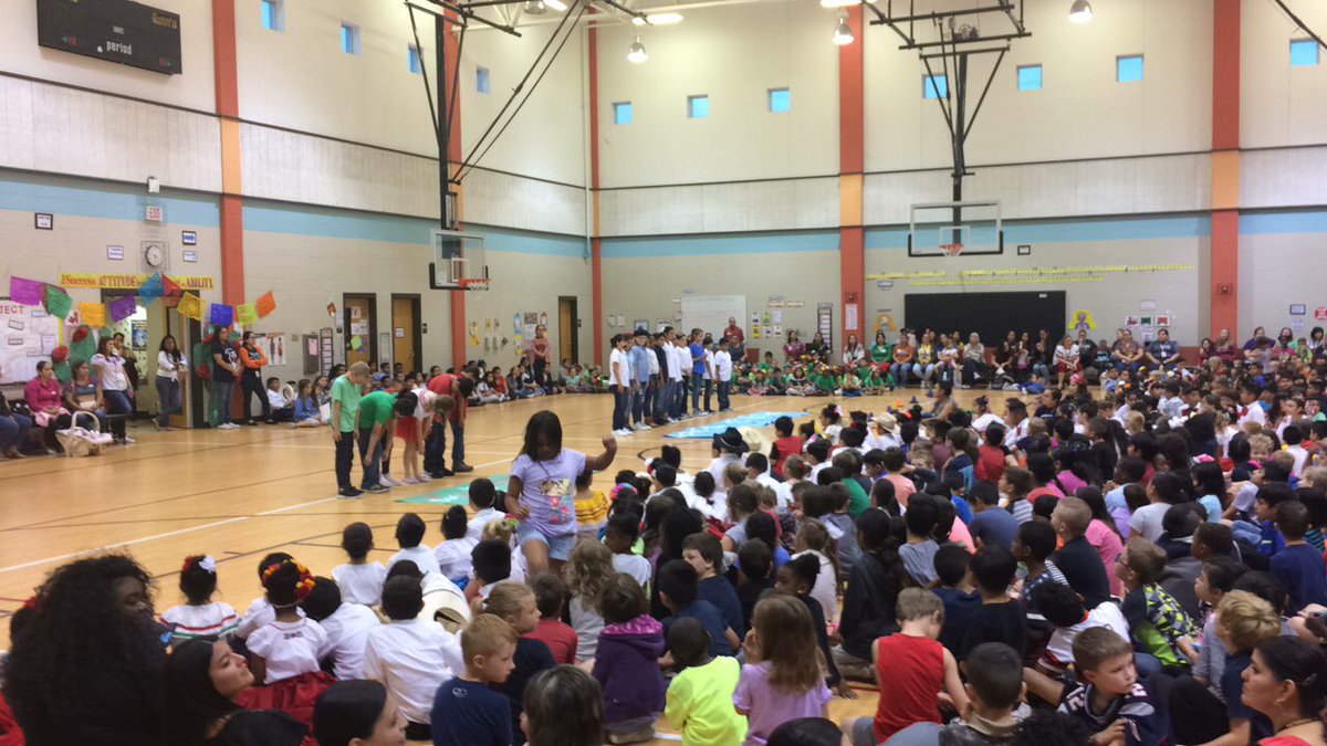 ManorISD_Super's tweet photo. Students re-enacting the Battle of Pueblo #hippodemayo #HippoNation https://t.co/eBO7iQKqXe