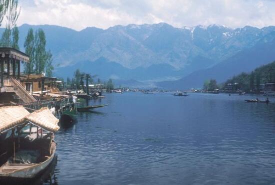 flights2indiauk's tweet photo. The Wular Lake is the one of the most popular and largest fresh water lake in Asia just 10 Kms from town Sopore of Baramulla district, Jammu &amp; Kashmir. 

#Nature #Lake #Travel  #jammuandkashmir #naturalbeauty #FreshWater https://t.co/9oxOXjnt6h