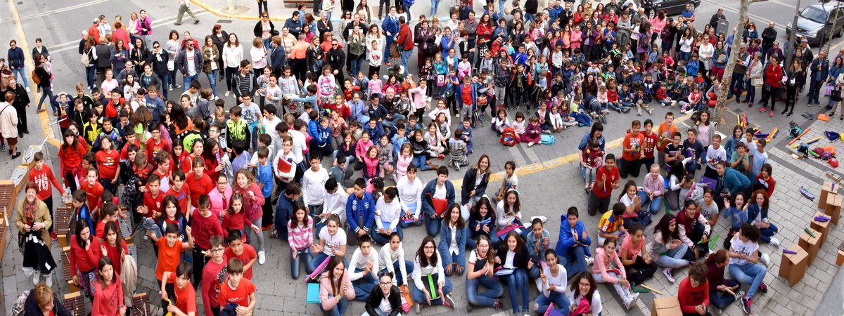 Musicaalesaules's tweet photo. Me encanta esta foto de #Musiqueando2018 😍 Todos unidos por la música: alumnos, profes, vecinos del pueblo y algún despistao que pasaba por ahí y que se quedó a ver a los artistas @coaemcoaem https://t.co/L7cpIJrOC6