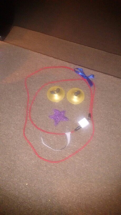 #creategood18 2 minutes to make a face with whatever's in your purse/pockets/bags. Zills, phone charger, crocheted star, random ribbon. #creativesprint