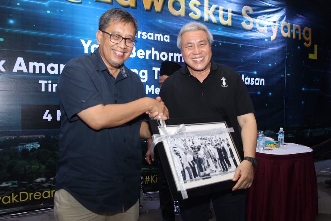 JapenSarawak's tweet photo. Tanda kenangan kpd DA Awg Tengah Ali Hasan, Timb.Ketua Menteri Sarawak smpena Progm Town Hall@Lawasku Sayang pada malam ini di Taman Awam Lawas @AbangSardon #theWhiteStallion #PRU14 #theSarawakDream #NgundiLok #GoAbgJoGo #sodiakroks https://t.co/3lS7zhDkMZ