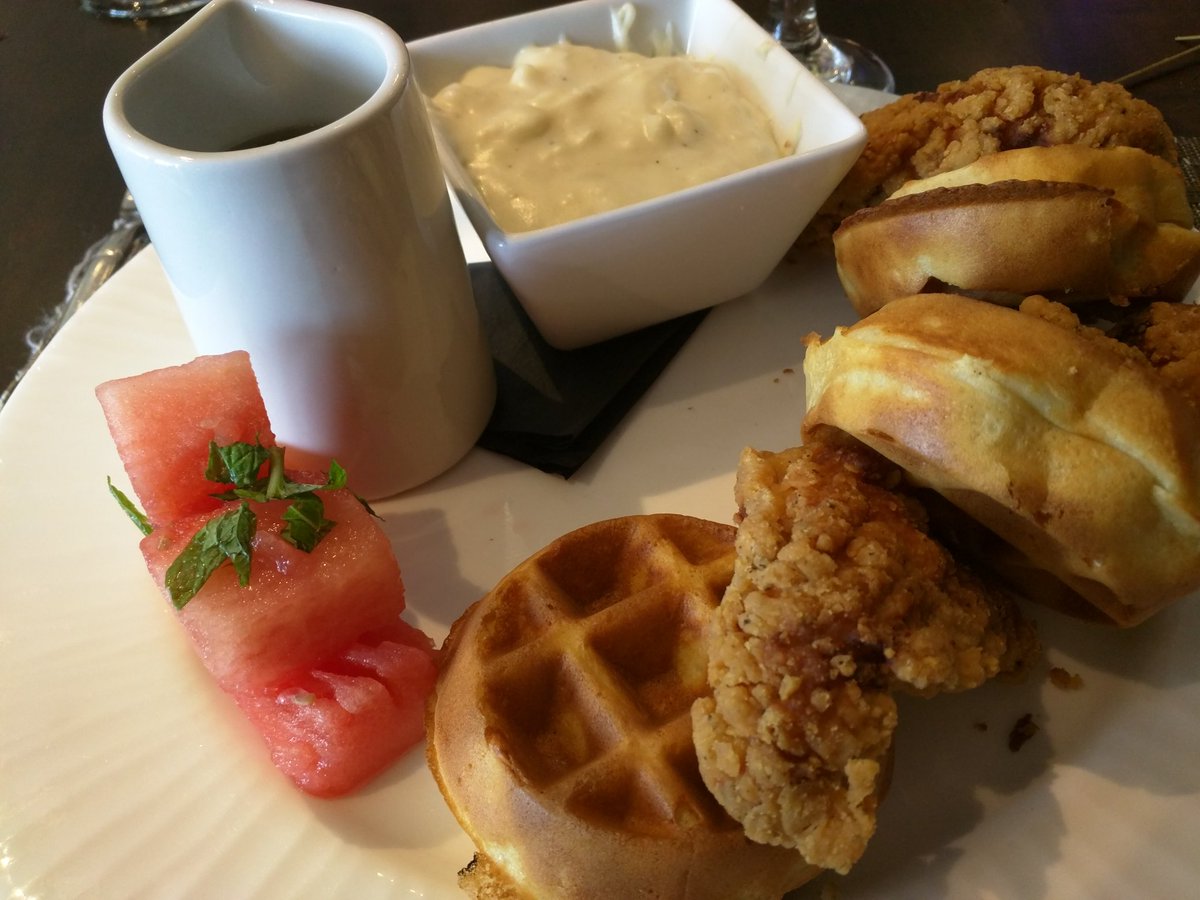 MebPeb's tweet photo. Making plans for brunch this Sunday?  Chicken and waffles at the Wave. #tcpalmsocial https://t.co/XrFfRCEeIP