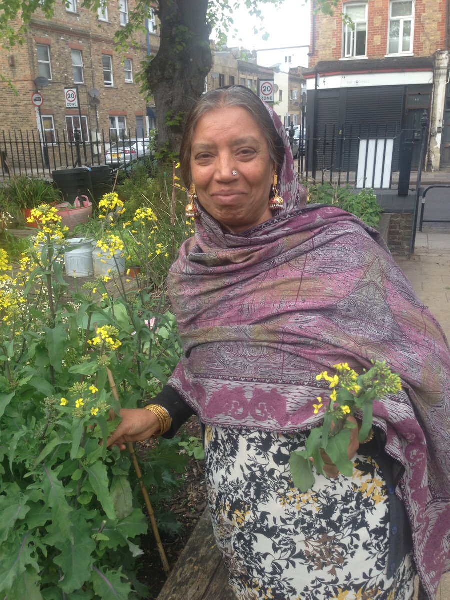 ERKGn16's tweet photo. We just had a visit from a neighbour who shared a recipe for kale flowers. We will definitely try it soon! #Homegrown #Hackney https://t.co/7Ukej1NGZg