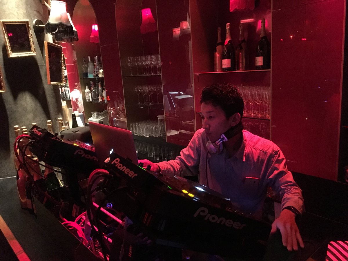 BackTo_90s's tweet image. オープンしてます @ZAKURO
BACK TO THE 90's HIP HOP🎧
 
ゲストにDJ ＦUＫU💥  G Wは古き良き時代のど渋なサウンドに酔いしれよう🎧  #bt90 #zakuro 
#djfuku #djsooma