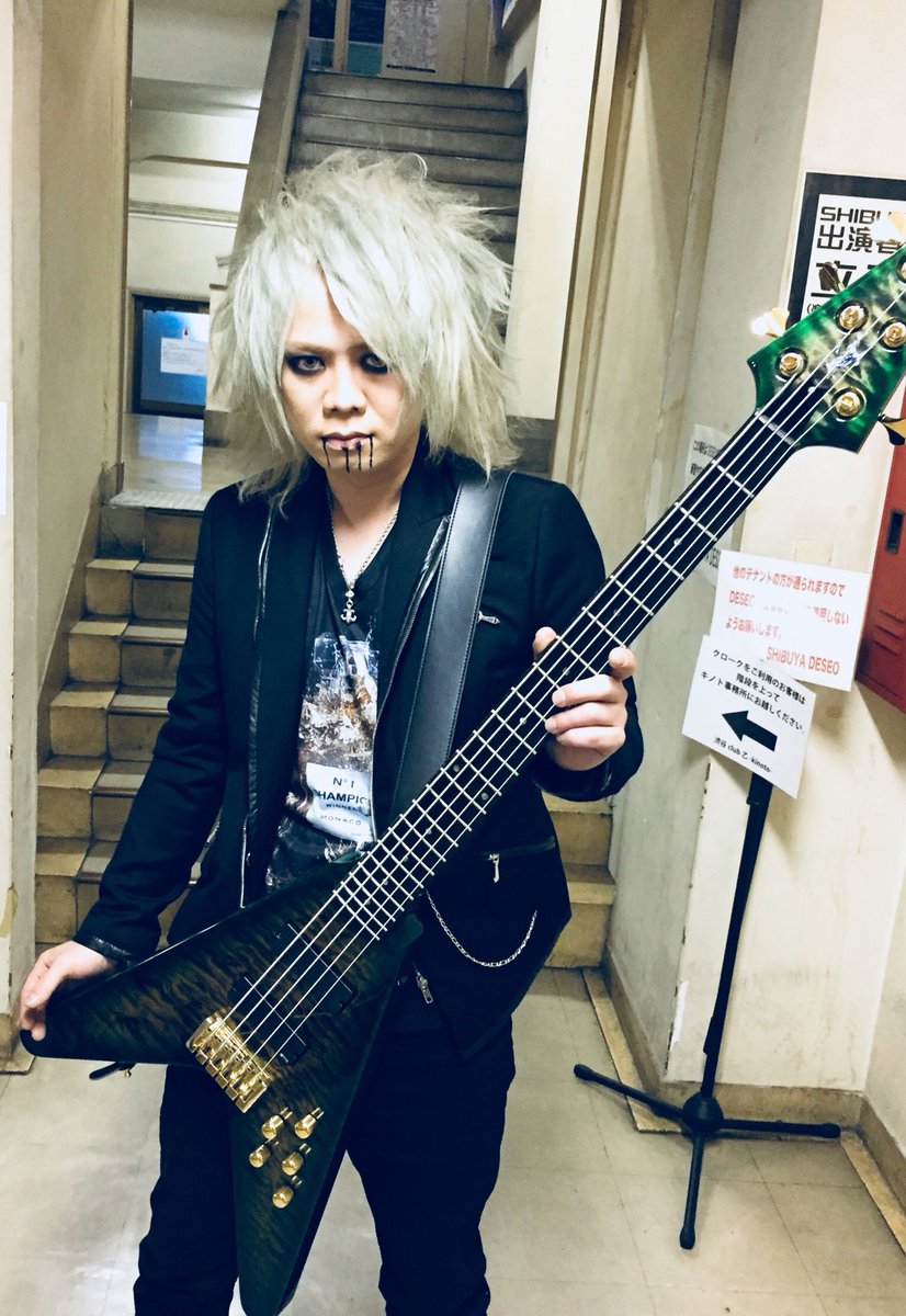 O Xrhsths 孝介 ターキー先輩 Sto Twitter ちなみに今回のnogodのサポートで使ったベース はkgvでリフィニッシュしてもらったベースです 衣装は 全身黒で腕章がつけれるやつ と言って Buffalo Bobsさんに用意してもらいました ありがとうございました