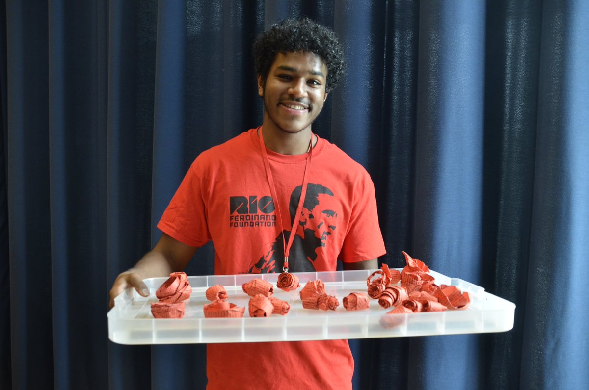 McrAcademy's tweet photo. Our students have been busy making origami paper roses today to commemorate the victims of last May's MEN Arena terrorist attack. Former pupil Mohamed 'Max' came up with the idea & teamed up with @riofoundation to organise it, we made 150! #RFFManchester #EducationwithCharacter https://t.co/HKQ2DVUwWk