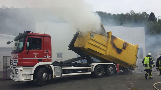 Brennender Papiercontainer beschäftigt Feuerwehr grevenbrueck.de/blog/2018/05/0…