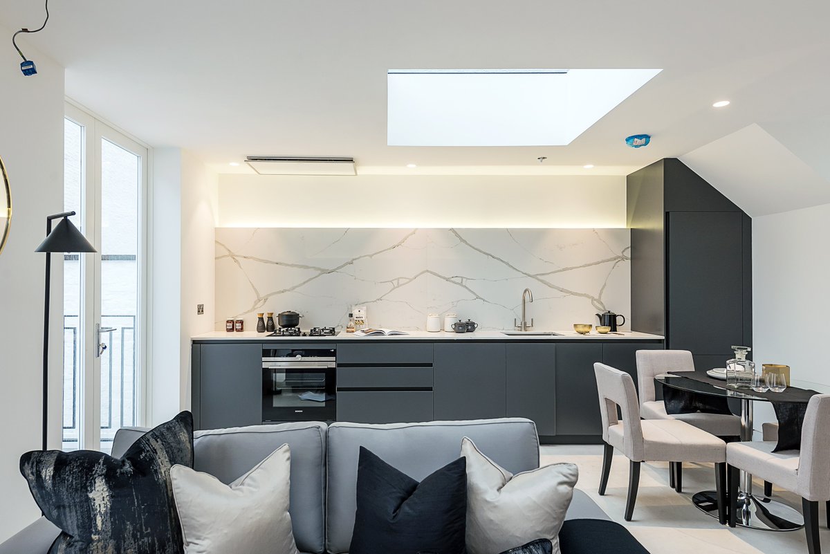 So its a sunny #FridayFeeling and the start to a #BankHolidayWeekend what more could you want? Perhaps this stunning property on Ennismore Gardens? Organise a viewing and see for yourself. #PropertyoftheDay #Luxury hamptons.co.uk/buy/property/2…