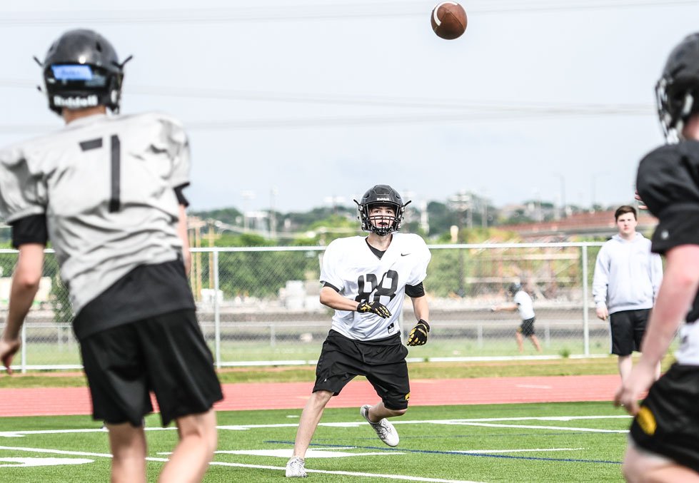diazvic50's tweet photo. First day in pads for the Warriors! part 2 @FriscoMemo_FB https://t.co/9yzu83K7VS