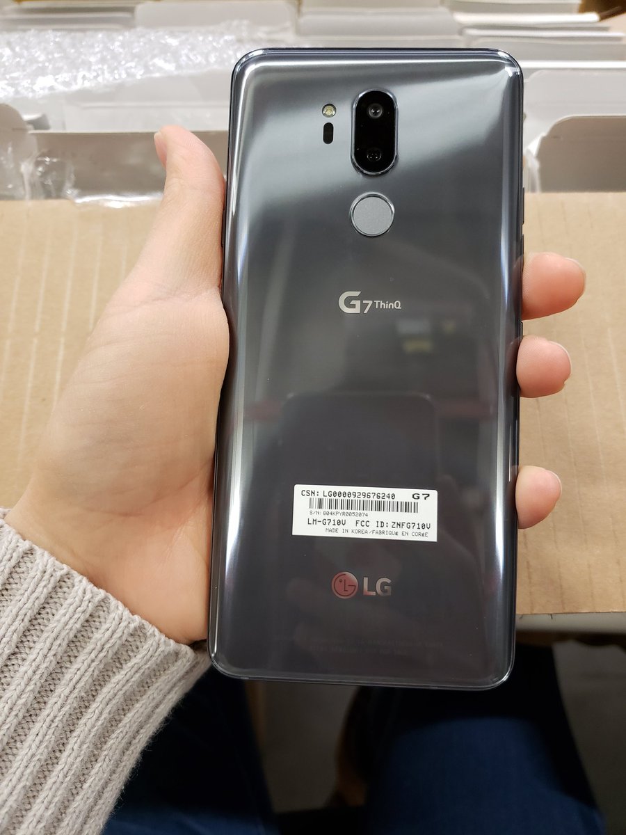 HaleyLM5's tweet photo. LG G7 핸드폰 데모 까는중 ㅋㅋ 친구 엘지일하는데 도와주러왔다가. 화면좋고 괜츈네.. 카메라도 굳. 기능이떨어지나...엘지는왜잘안팔리지.ㅋㅋㅋ
그래도 여기선 엘지 꽤잘팔린다고한다.ㅋㅋ
#토론토 #lg #g7 https://t.co/eSnlcjcR81