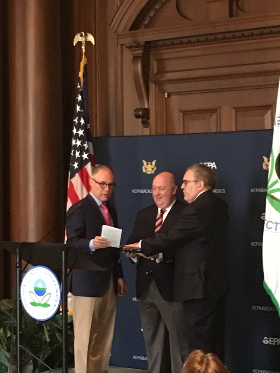 bubbleheart92's tweet photo. @EPAScottPruitt swears in our new Deputy Administrator Andrew Wheeler at his ceremonial swearing in. #epaback2basics https://t.co/6uthGIjQhX
