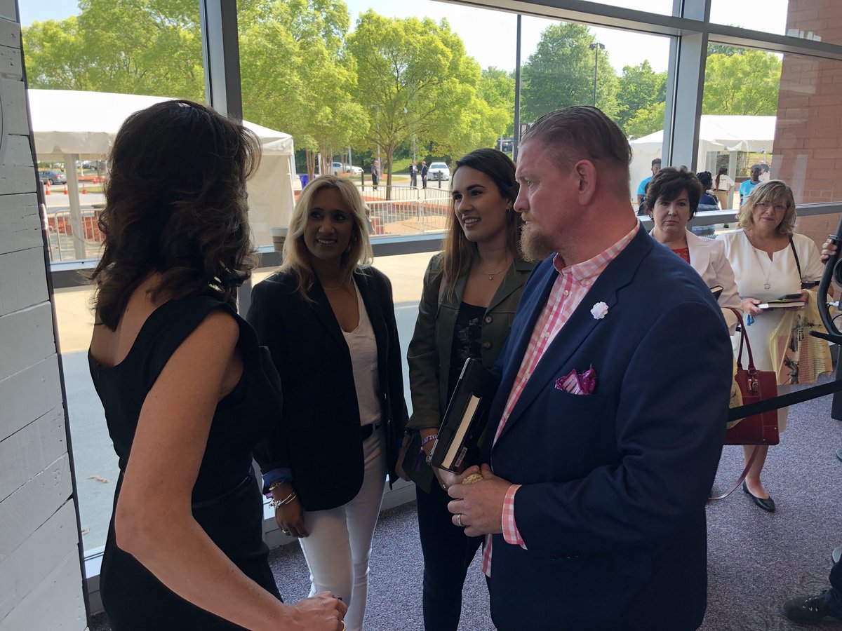 _Chloelewington's tweet photo. “Don’t let others put limits on you.” Thank you for the wise words, I won’t forget them @CareyLohrenz ! #Leadercast2018 https://t.co/8KVxHU76QA