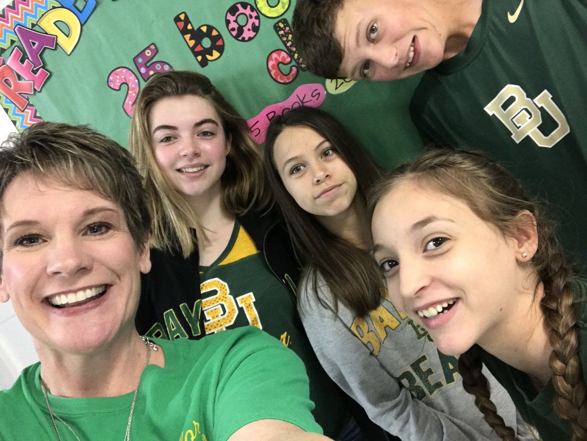 saralinjones's tweet photo. Reppin’ green and gold on college day! @whatsnewatrjh #RobinsonISD https://t.co/M8dL1xNWBH