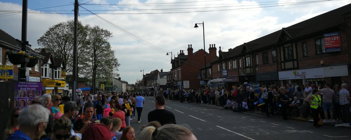 ynotsilvester's tweet photo. ... Meanwhile in Garforth... Everybody's out for #TourDeYorkshire #tourdeyourshireGarforth #garforthhour https://t.co/SR0mNFp44W