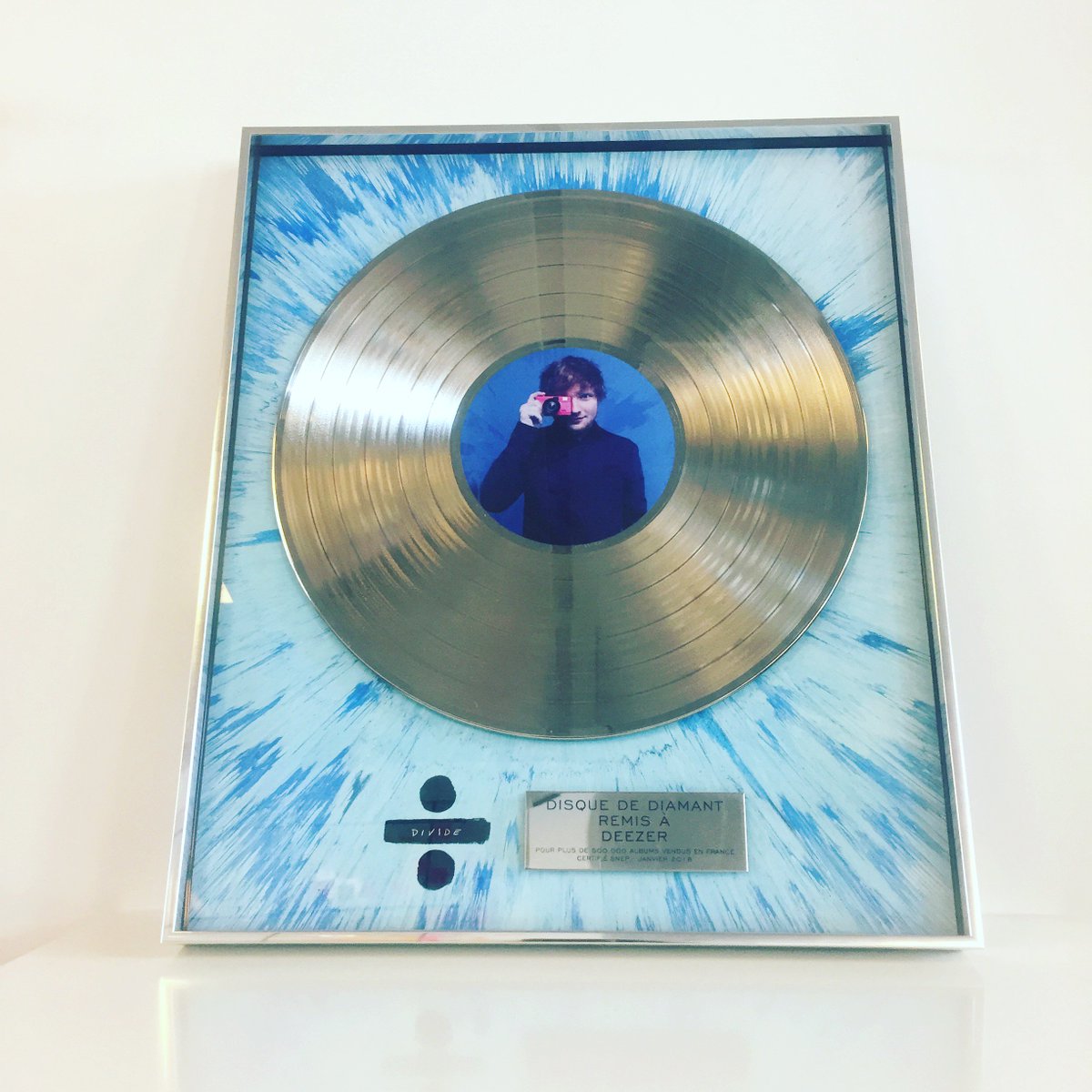 DeezerFR's tweet photo. Merci à @edsheeran et à son équipe de partager avec nous son disque de diamant pour #Divide ➗ 🎉 https://t.co/rbrsnRF4he https://t.co/Eyg9PfzFgz