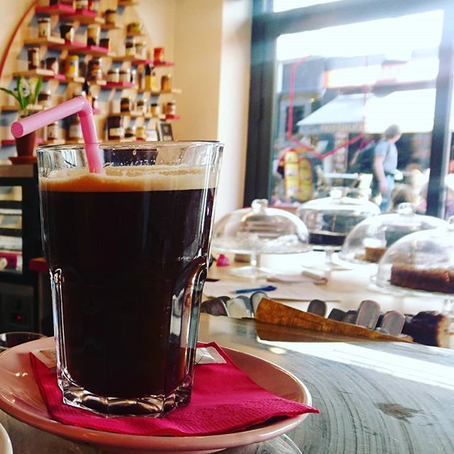 sweetspotparis's tweet photo. Un petit café glacé pour finir la semaine en terrasse... 🏖
Et se préparer pour le brunch ce week-end ! 
#lesweetspot #le_sweetspot #sweetspotparis #café #cafeglace #icedcoffee #chill #terrasse #mouffetard #soleil #weekends #coffeeshop #girly #pateata… https://t.co/ne6a6UGOrn https://t.co/EVupu7bydI