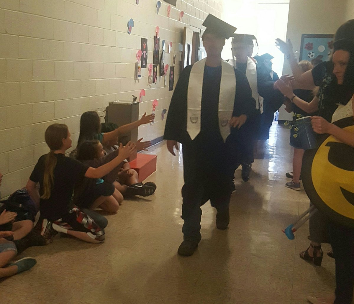 WoodMce's tweet photo. More pictures from our Senior clap out celebration!! 👩‍🎓😁👨‍🎓#MCELoves https://t.co/cKRRl96vvU
