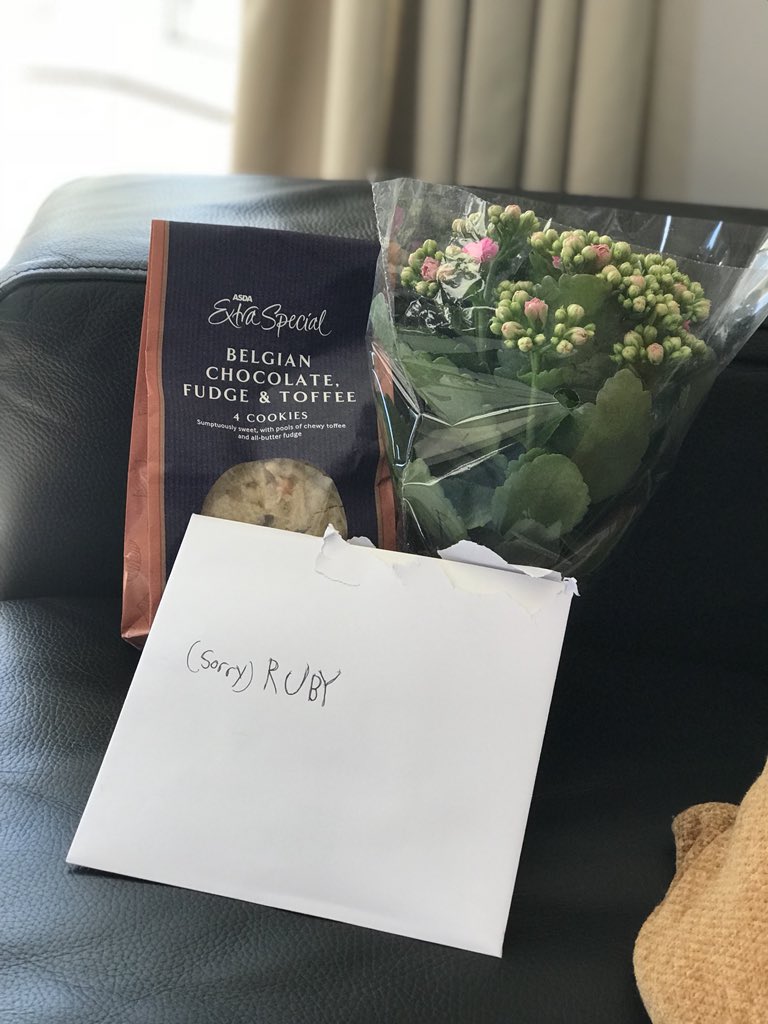 Christopher juga memberi bunga dan kue