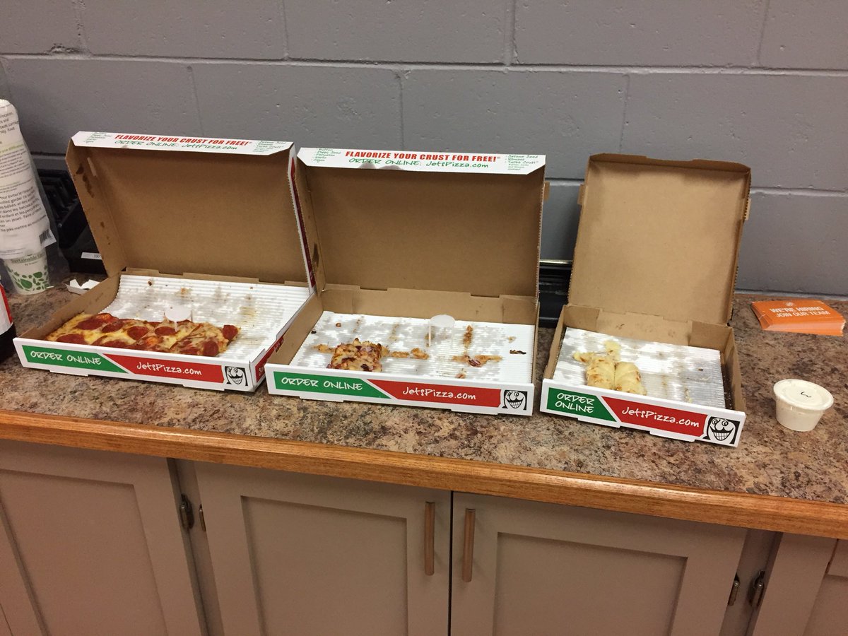 MetDivia's tweet image. 2743 Awesome Pizza Lunch Provided by Our Store Partners For a Great Execution in Store Recovery!@brendan_m_burke @XKerrigan @LakeThd @AdamSee107792