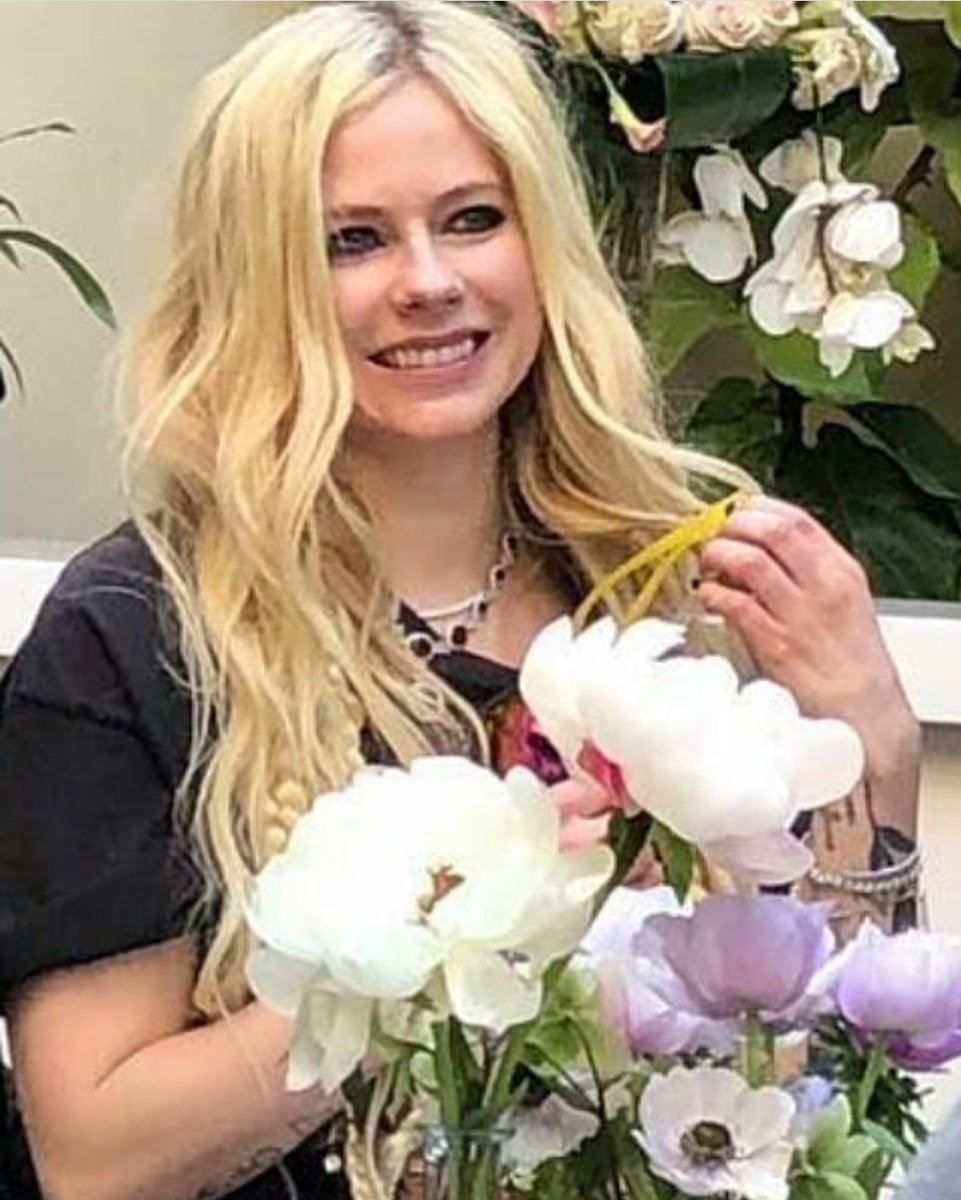 avrillavigne_be's tweet photo. Look what a pretty queen ! She's amazing and I can't wait for #AL6 ❤️❤️👑 #avrillavigne #avrillavignefan #littleblackstar #lbsarehereforavril @avrillavigne https://t.co/KsVEBaqRo3