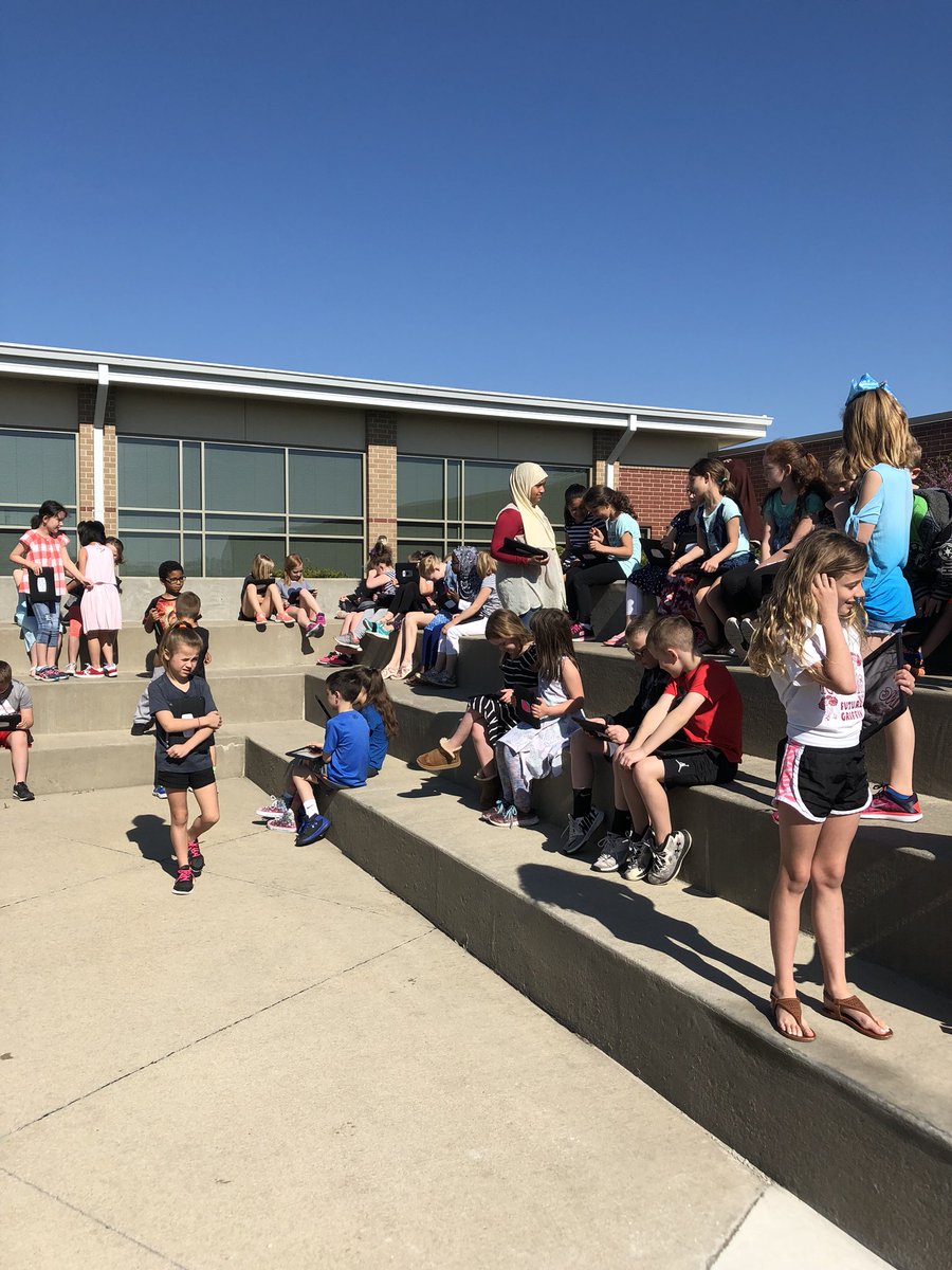 laurenfrazee4's tweet photo. What a perfect day for second graders to celebrate their Odes! Publishing party outside! @bp_mustangs @sami_moore2 @Stacyskinrood @Lorihill22 https://t.co/IrmLUkbqEm