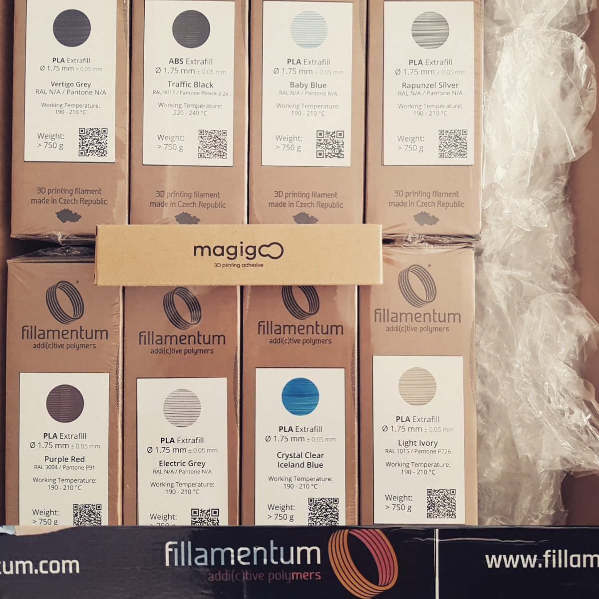 3Dhaump's tweet photo. Ya nos ha llegado el pedido. Gracias!! @Fillamentum @magigoo #3Dprinting #3Dprinted #3DPrinters #3dprint #filament #vertigogrey https://t.co/AqFTBiihXS