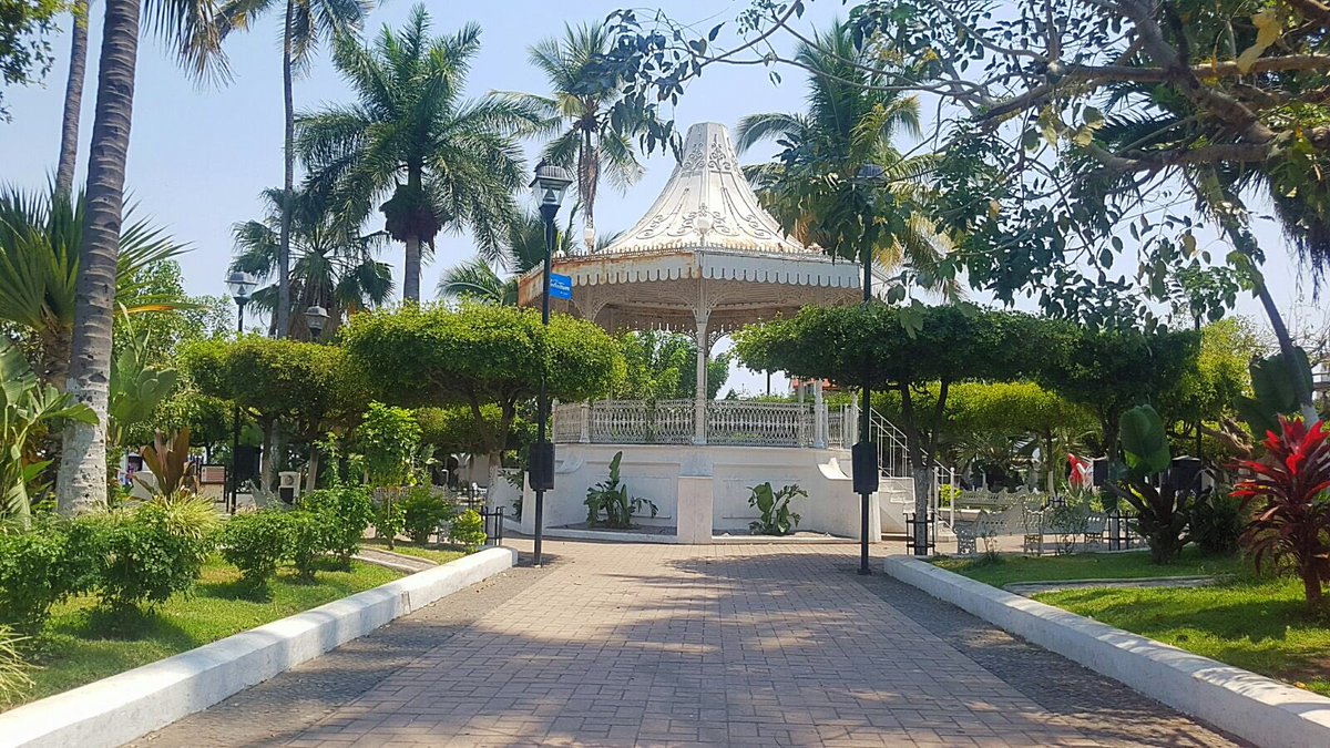 Deja que el pueblo mágico de #Comala sea tu confidente entre sus portales, ponche y panaderías este fin de semana.