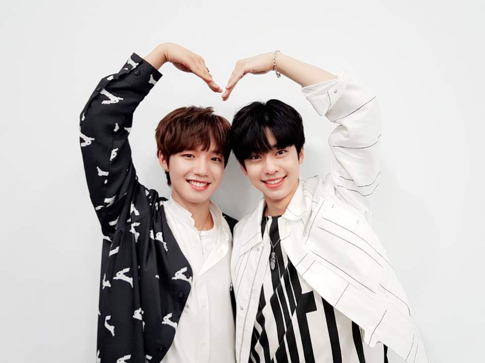 bnmboysofficial's tweet image. [#MXM/임영민X김동현] 

#MXMPICtures #MPIC 
오늘도 영동이와 함께해주신 싱가포르 팬 여러분들 정말 감사합니다! 보내주신 뜨거운 환호만큼 열정 넘치는 모습 앞으로도 쭉 보여드리겠습니다! 💛🧡

#브랜뉴뮤직 #브랜뉴보이즈 #임영민 #김동현 #엠픽