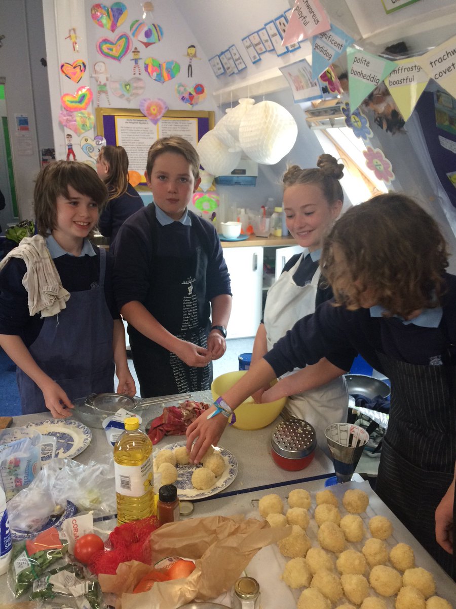 Arancini balls, salsa, guacamole, sweet potato chips all made from scratch - Young master chefs ❤️ Ryseitiau anodd a chymleth ond llwyddodd y grwp yma I greu gwledd sawrus heb ei hail