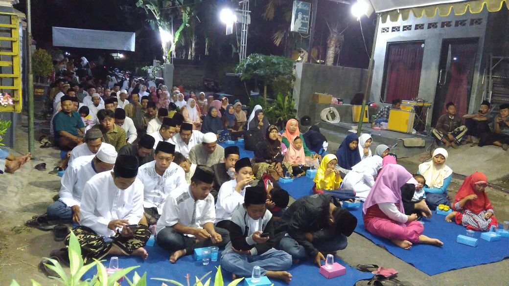 RSABangsal's tweet photo. Selamat atas terselenggaranya #SedulurNgaji Ds. Paron Kec Paron Kab Kediri. Semoga menjadi keberkahan buat Gus Ipul &amp; Mbak Puti.
#GustiMajapahit 
#LaskarPunggawaMajapahit 
@jokowi 
@cakimiNOW 
@halimiskandarnu 
@GusIpul_ID 
@puti_soekarno 
@HadiNgusman 
@AliftaAl https://t.co/6kypZx6UNO