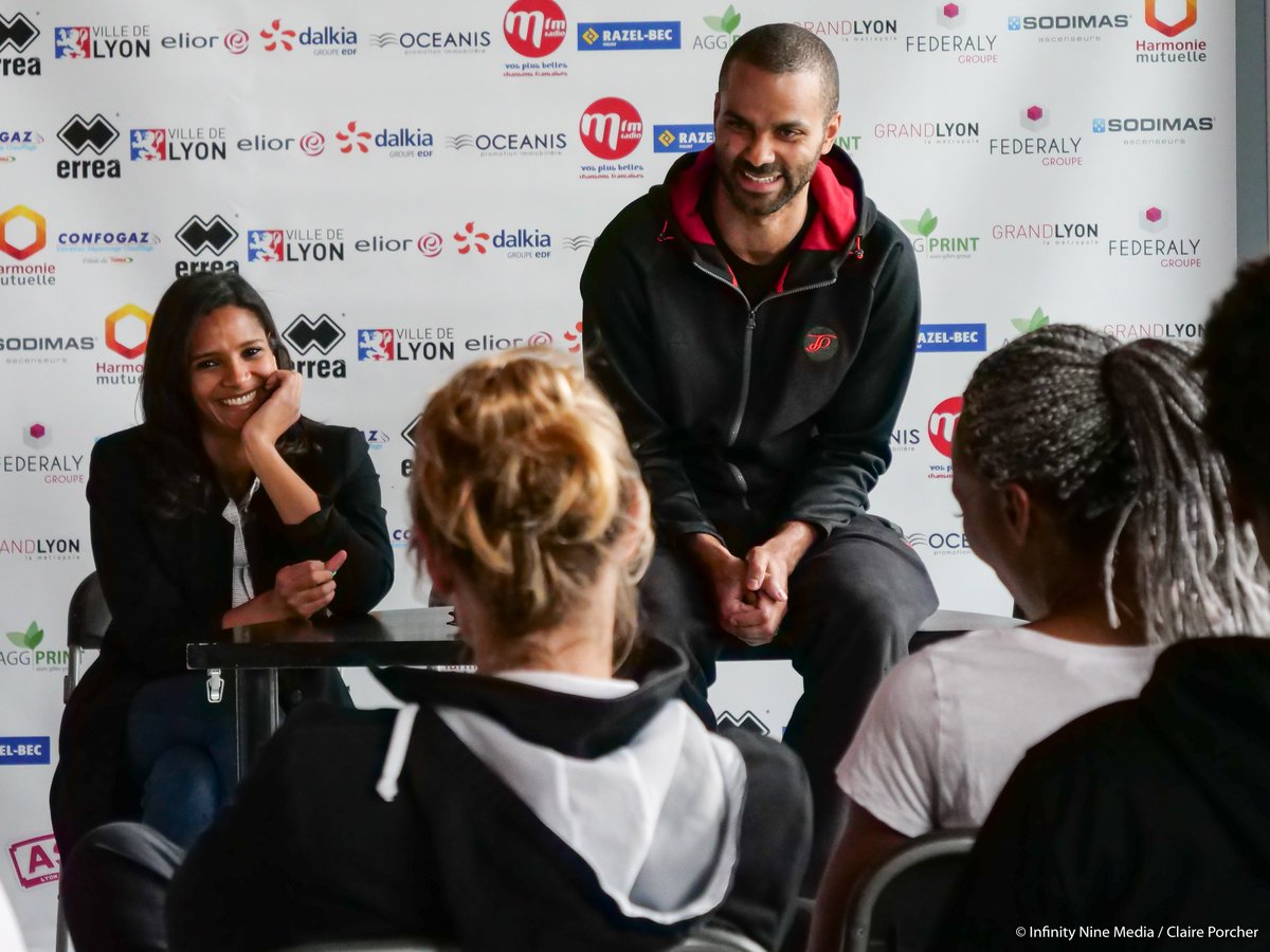 ASVEL_Feminin's tweet photo. Retrouvailles avec le Président @tonyparker avant le départ des Lionnes pour la demi-finale aller à @BourgesBasket ! 🔜💪

#TeamASVEL #PlayoffsLFB https://t.co/4ULbdz454t