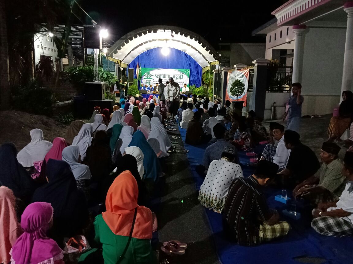 RSANgoro's tweet photo. Selamat atas terselenggaranya #SedulurNgaji Ds. Paron Kec Paron Kab Kediri. Semoga menjadi keberkahan buat Gus Ipul &amp; Mbak Puti.
#GustiMajapahit 
#LaskarPunggawaMajapahit 
@jokowi 
@cakimiNOW 
@halimiskandarnu 
@GusIpul_ID 
@puti_soekarno 
@HadiNgusman 
@AliftaAl https://t.co/dvK3tAsqv7