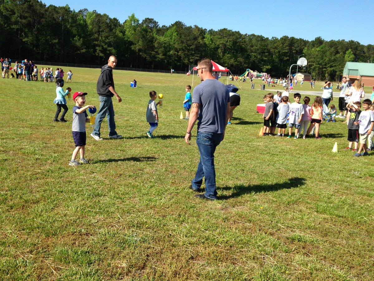 SandridgeEl's tweet photo. Field Day Fun @SandridgeEl https://t.co/cwfR1pJ3Be