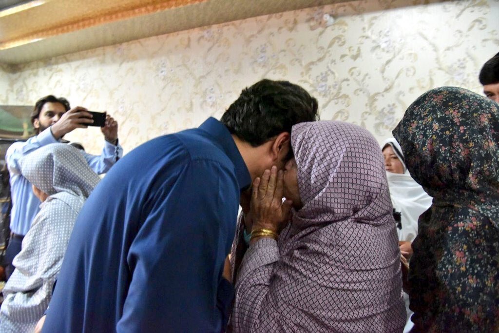 ZubairJamaliPK's tweet photo. ایک مظلوم ماں جس نے اپنا بیٹا کھویا، اور ایک مظلوم بیٹا جس نے اپنی ماں کھوئی.
#Quetta #QuettaMainTeerChalayga  #PPP                              @BBhuttoZardari @BakhtawarBZ @AseefaBZ ❤️🖤💚 https://t.co/8bpGAd7OZr
