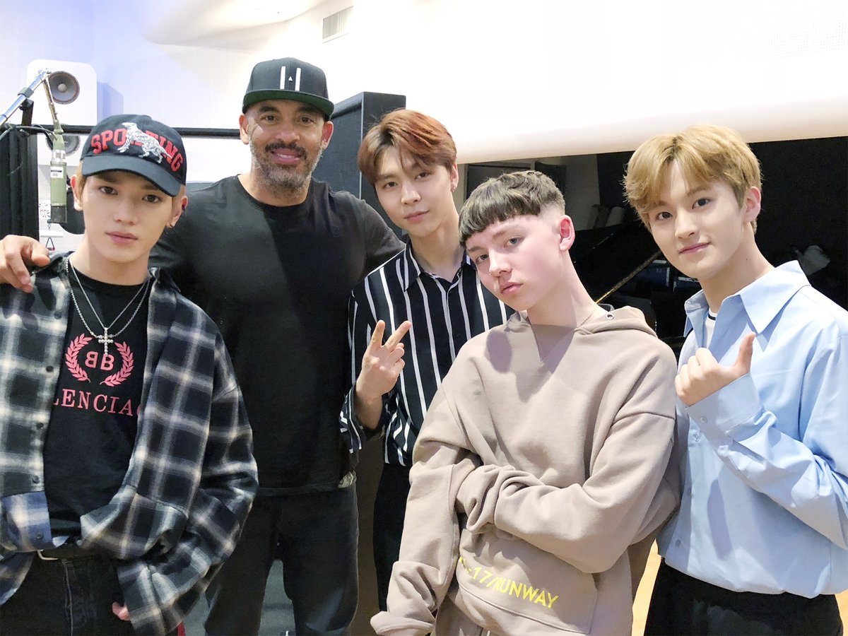 SeoJohnnyBr's tweet photo. [#OFICIAL] 04.05.18 - Atualização do twitter @NCTsmtown_127 
"#NCT127 #TAEYONG #JOHNNY #MARK 
#LA 
#HarveyMason #Marteen❤️ 

#NCT127 #LA 
#MikeDaley" https://t.co/S9GSyIymBn