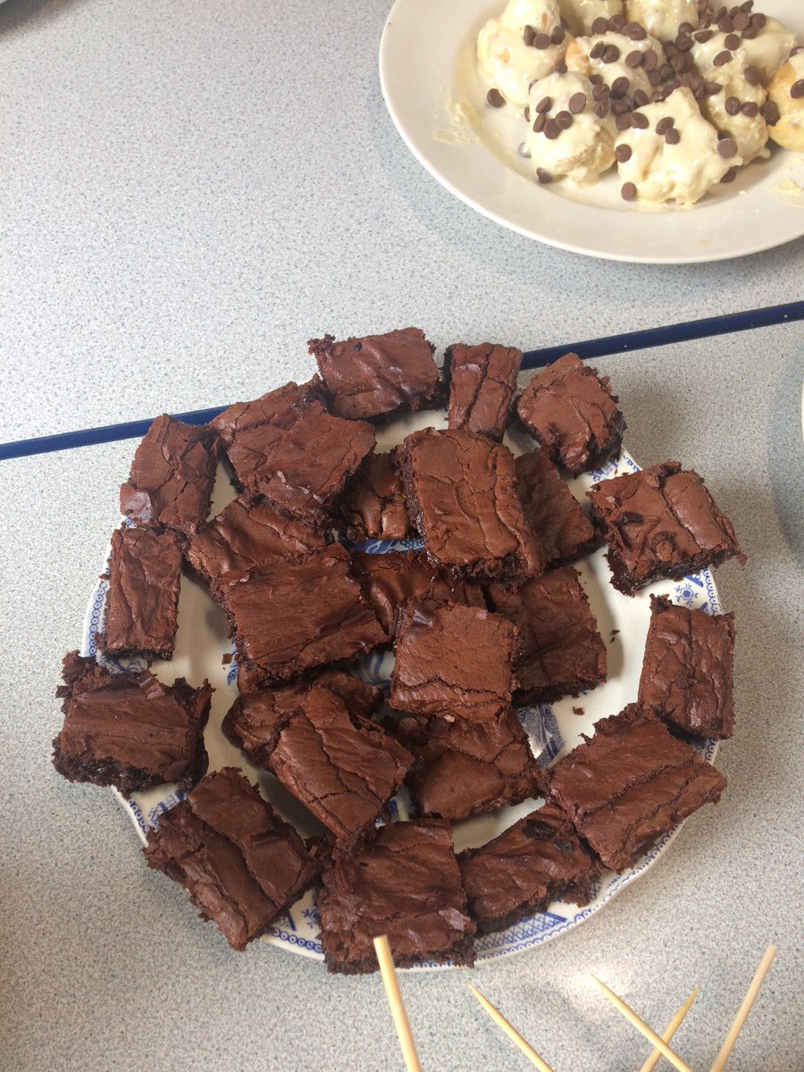 The most delicious chocolate brownies, it is official dark chocolate is good for you
Siocled llesol sydd yn ein Brownies❤️