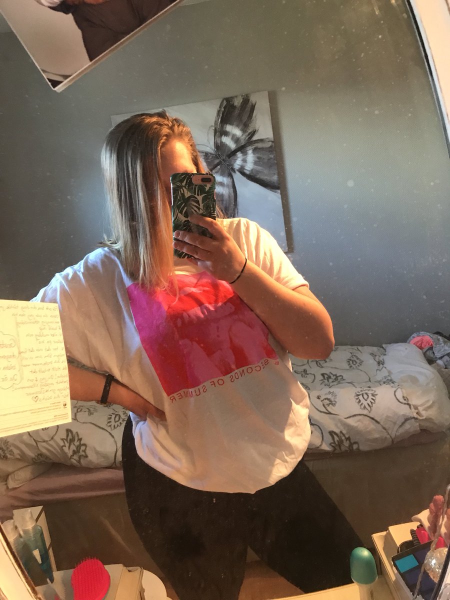 irwinsxplr's tweet photo. Rockin the merch🌹🙌🏼 \\ @Ashton5SOS @Michael5SOS @Calum5SOS @Luke5SOS @5SOS https://t.co/eIGbQQQGdc
