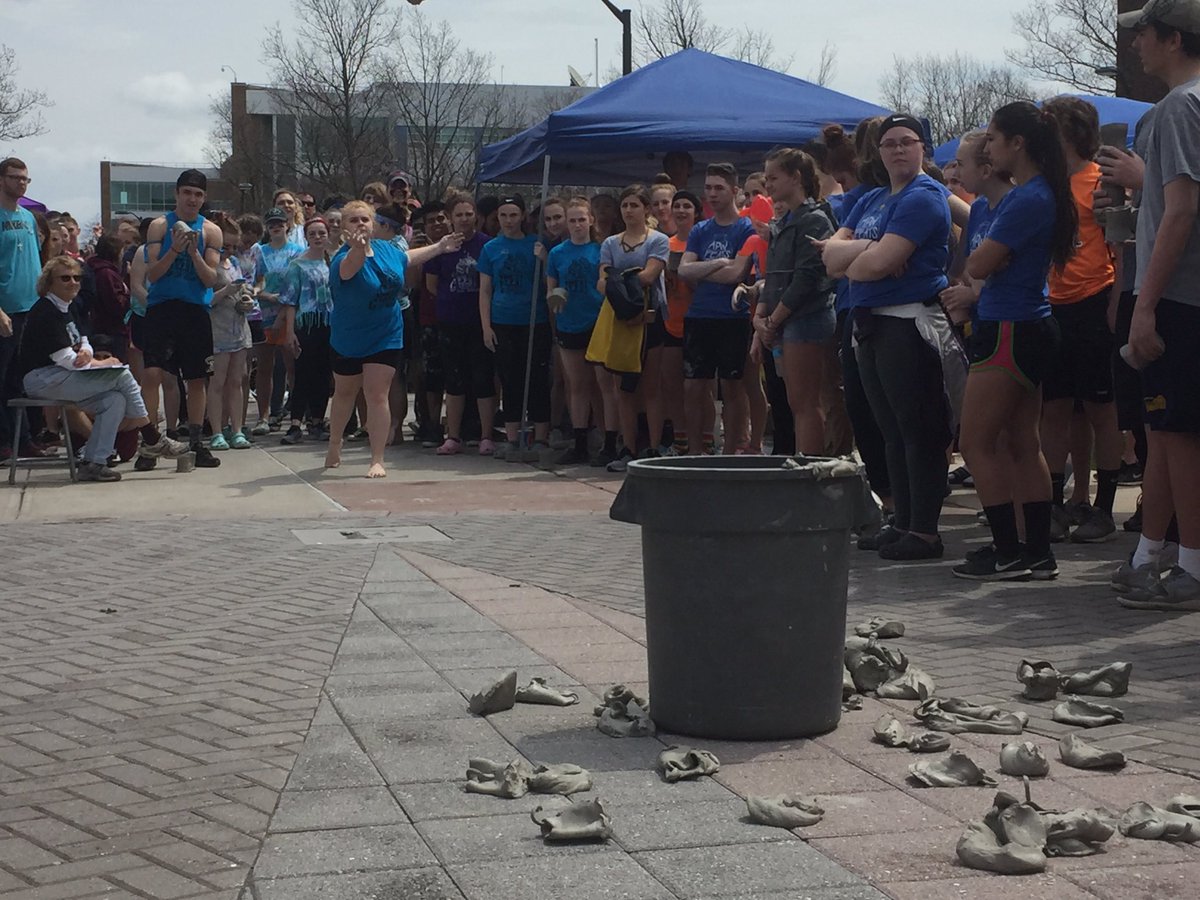 CVCSDWarriors's tweet photo. Time for the "Pot Put" competition! #FeatsOfClay #CVWarriorPride @CVSupt https://t.co/mSCyltSeAp
