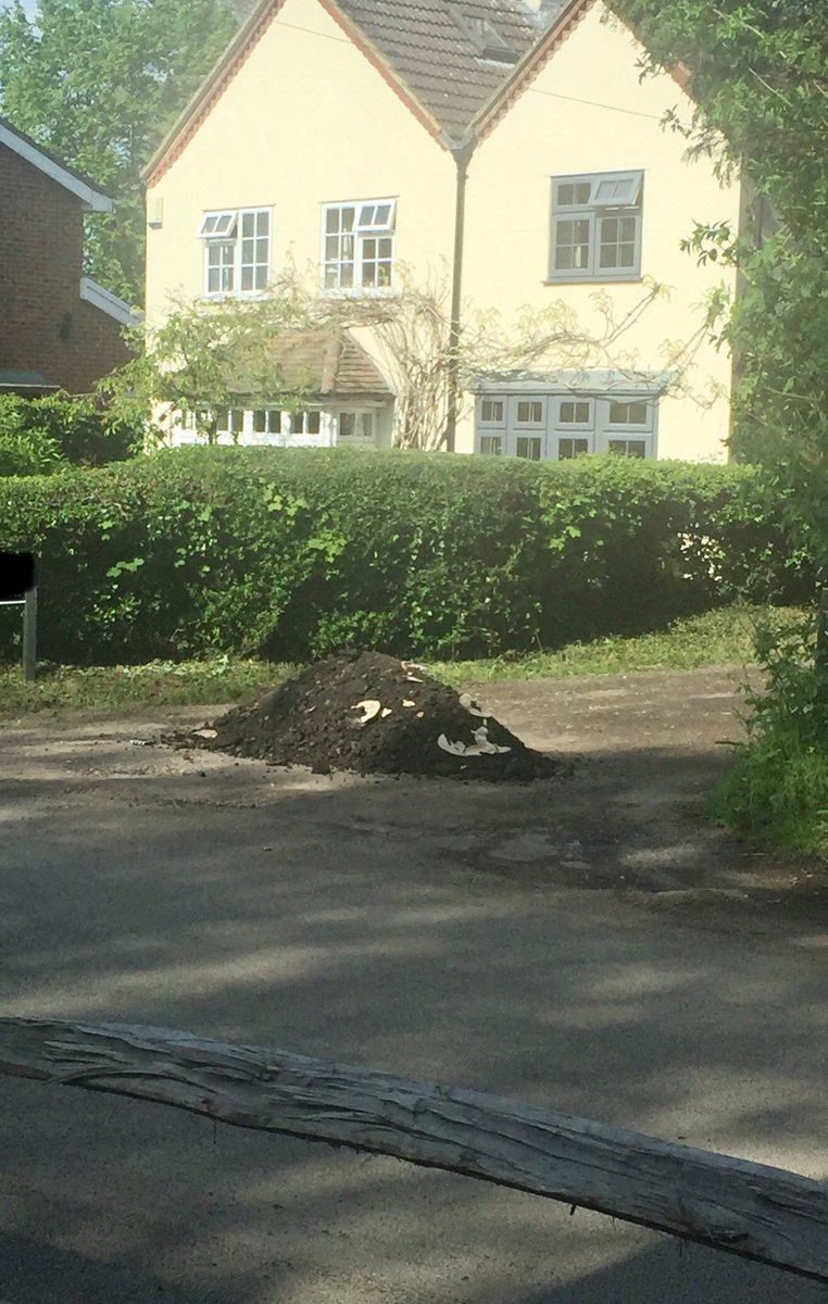 pitlanejane's tweet image. Looks like some of the residents don’t want visitors in their road this Bank Holiday!!😆🤣😜#SubtleHint