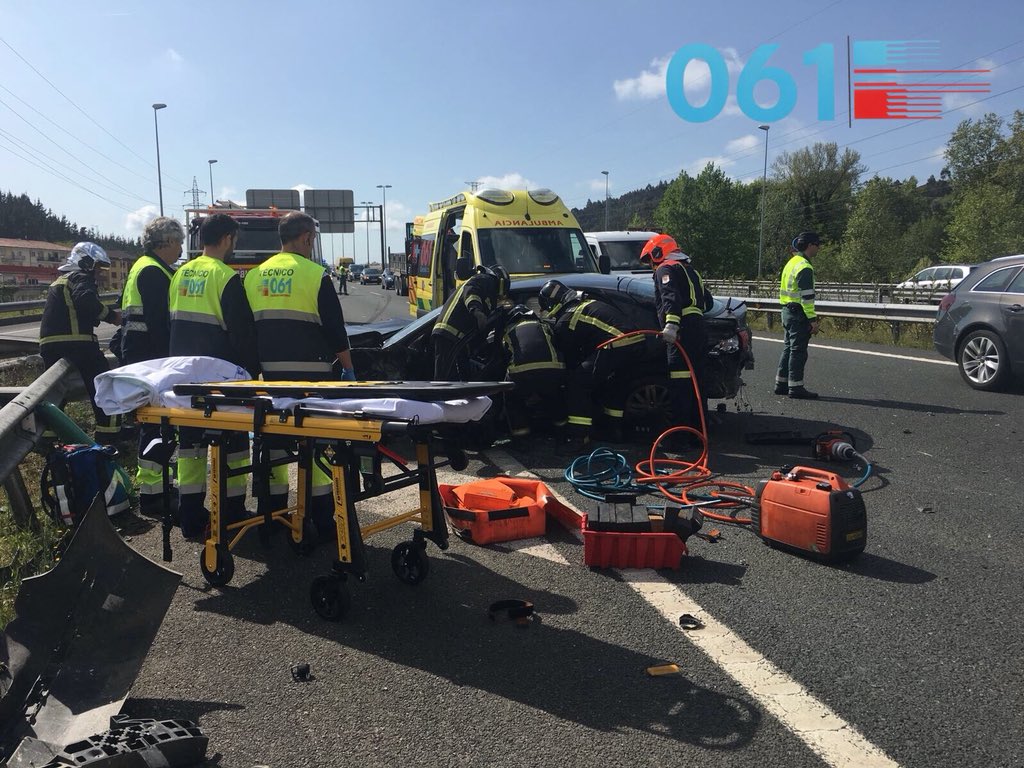061Cantabria's tweet photo. 1/2 
16:40
SVA y SVB 061🚑 Torrelavega acuden a acc tráfico A8 sentido Torrelavega (salida H. Sierrallana). 2 🚗 implicados. 
Tras estabilizar a los heridos:
-SVB traslada a urg 🏥 Sierrallana 2🚺 53 y 26. Heridas leves. https://t.co/EThhk9BRbc