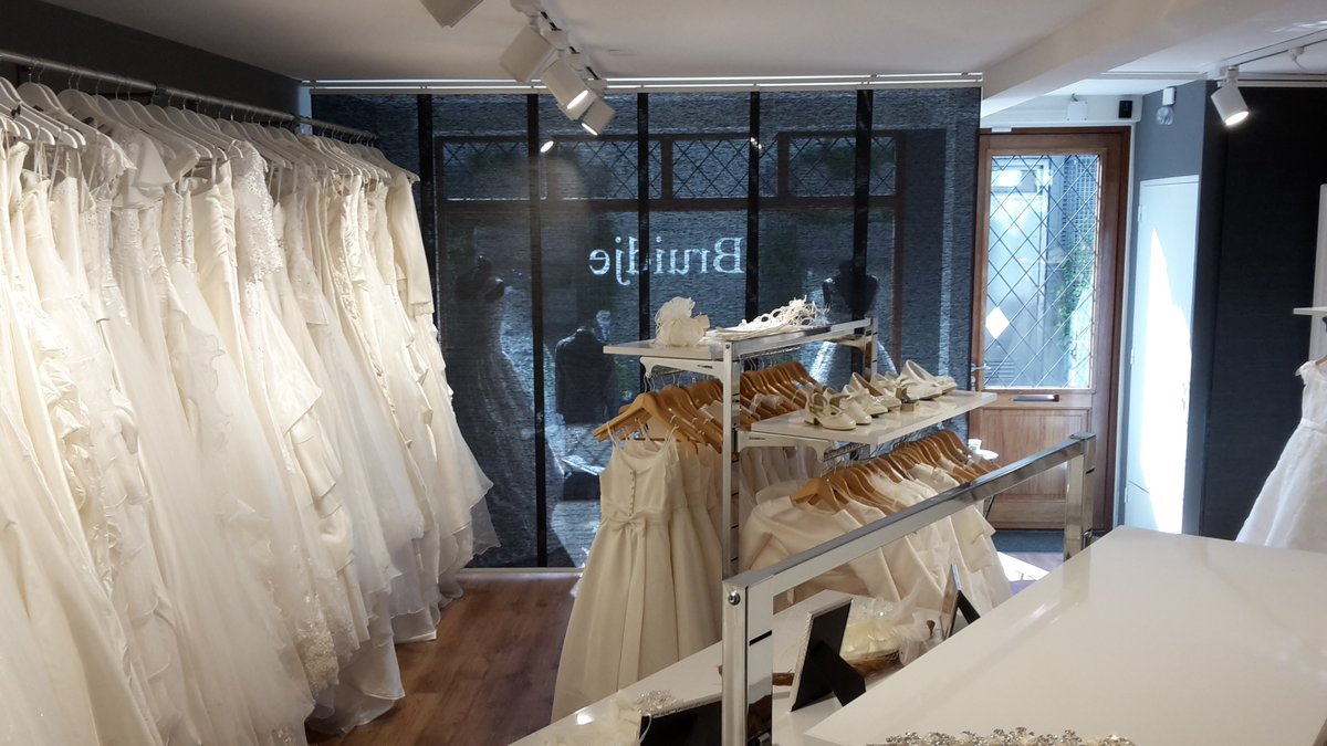Onze modellen staan heerlijk in het zonnetje maar dankzij ons multifunctionele zonwerende / privacyscherm blijft het in de winkel heerlijk koel. Dus ook met deze zomerse temperaturen wordt je pasafspraak een feestje. #trouwjurk #bruidsmeisje #communie #zomerbruid