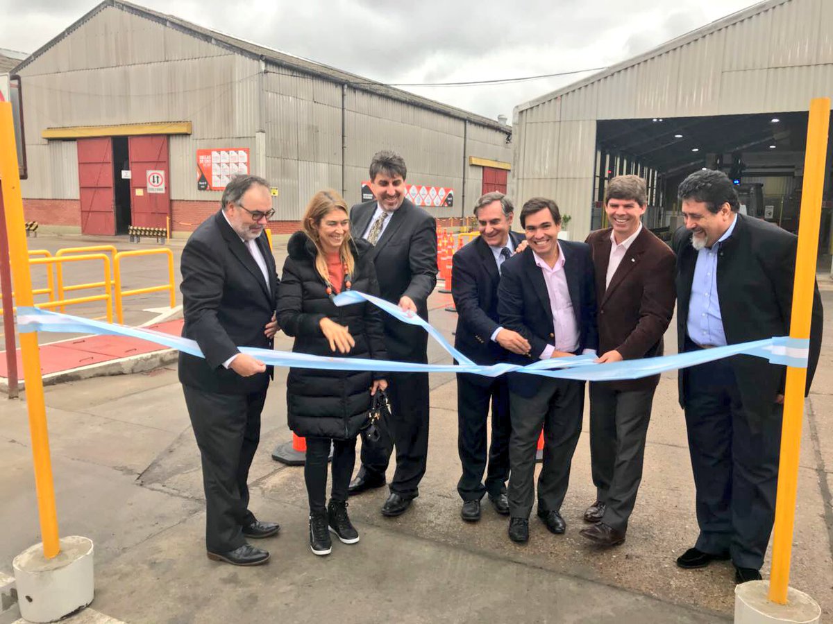 TizadoJavier's tweet photo. Acompañamos a @eternit_arg 🏭, fabricante de placas de fibrocemento, en el lanzamiento de una inversión de $250 M que genera 50 nuevos empleos. Esta iniciativa llega en el momento justo, por el histórico y ambicioso plan de obras públicas que está encarando la @BAProvincia https://t.co/sE8Gz1N0Z7