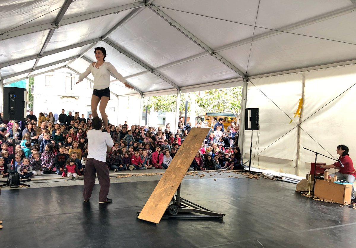 tramuntana_tv's tweet photo. La companyia @cuncurulla ha presentat #Circant a la plaça Josep Pla de #Figueres #SantaCreu18 https://t.co/fqs741ZmqZ