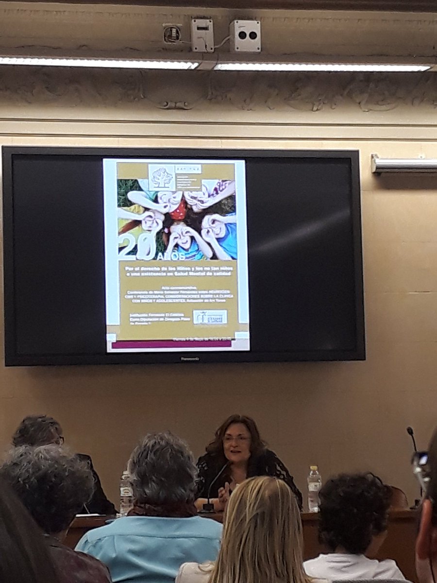 Acto de 20 años de #aapipna. Habla Elisabeth Palacios para iniciar la #bienvenida al acto #aniversario #zaragoza