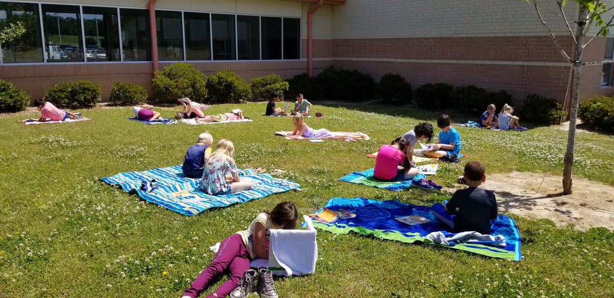 SandraBledsoe7's tweet photo. Enjoying our "Read-time" outside today on a beautiful day! #drespride #lovespringdays https://t.co/pewcEkICGA