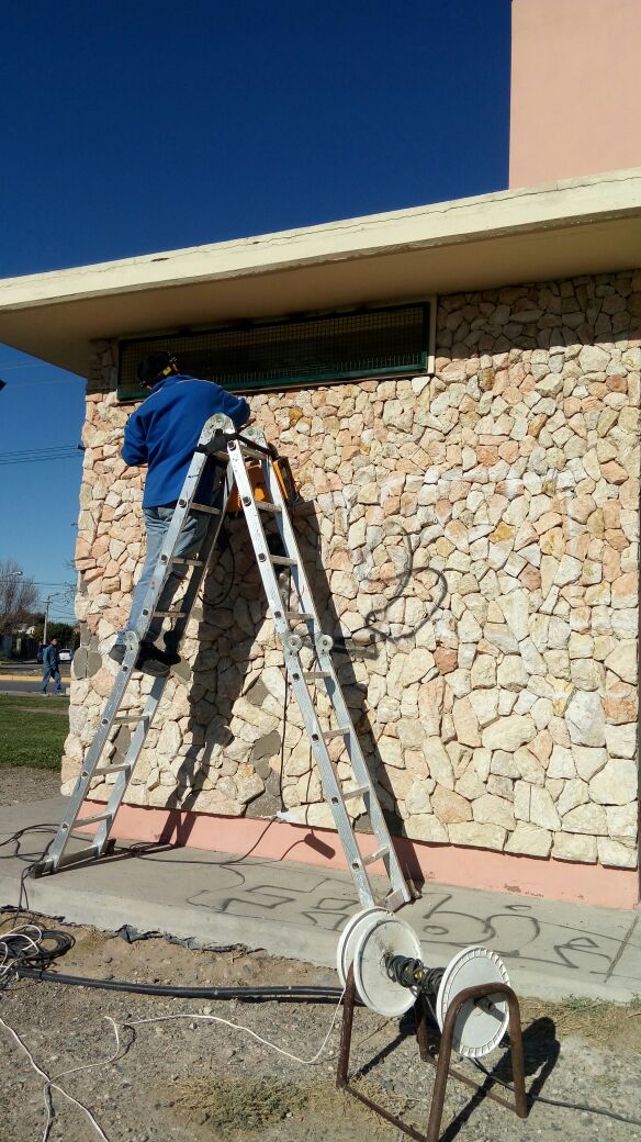 TWMunicipalidad's tweet photo. #AhoraTrelew Continúan las refacciones en parque infantil de laguna Cacique Chiquichano #GestiónMaderna https://t.co/tA1zmmilnk