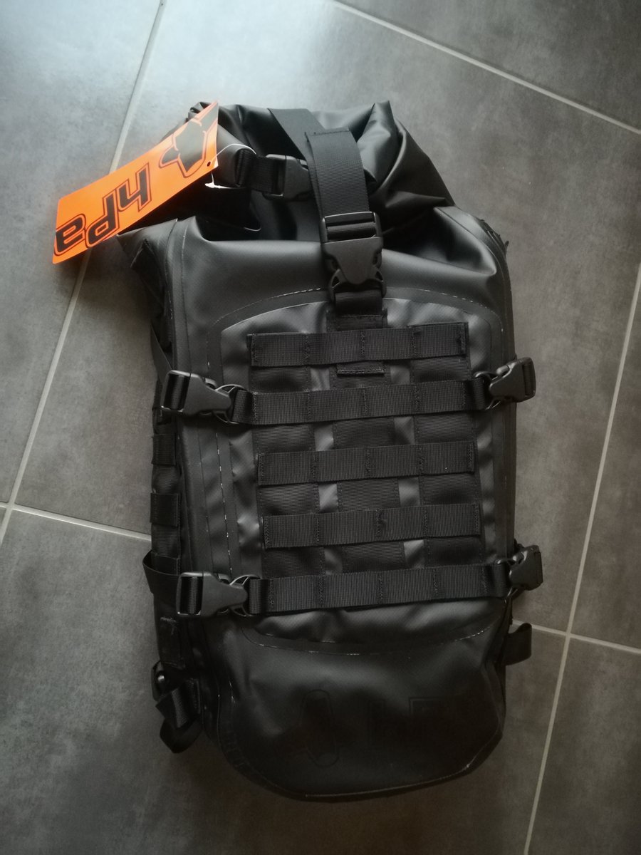 eleonore_lluna's tweet photo. Nouveau sac reçu ! Premier test sur une rando ce dimanche "pour voir" et en expédition fin mai... Il va en prendre plein la tronche, et risque de croiser quelques milliers de litres d'eau. Manque que les crocs roses Rémi   #hpa #tactical #expedition #molle https://t.co/VtxZv74fU0